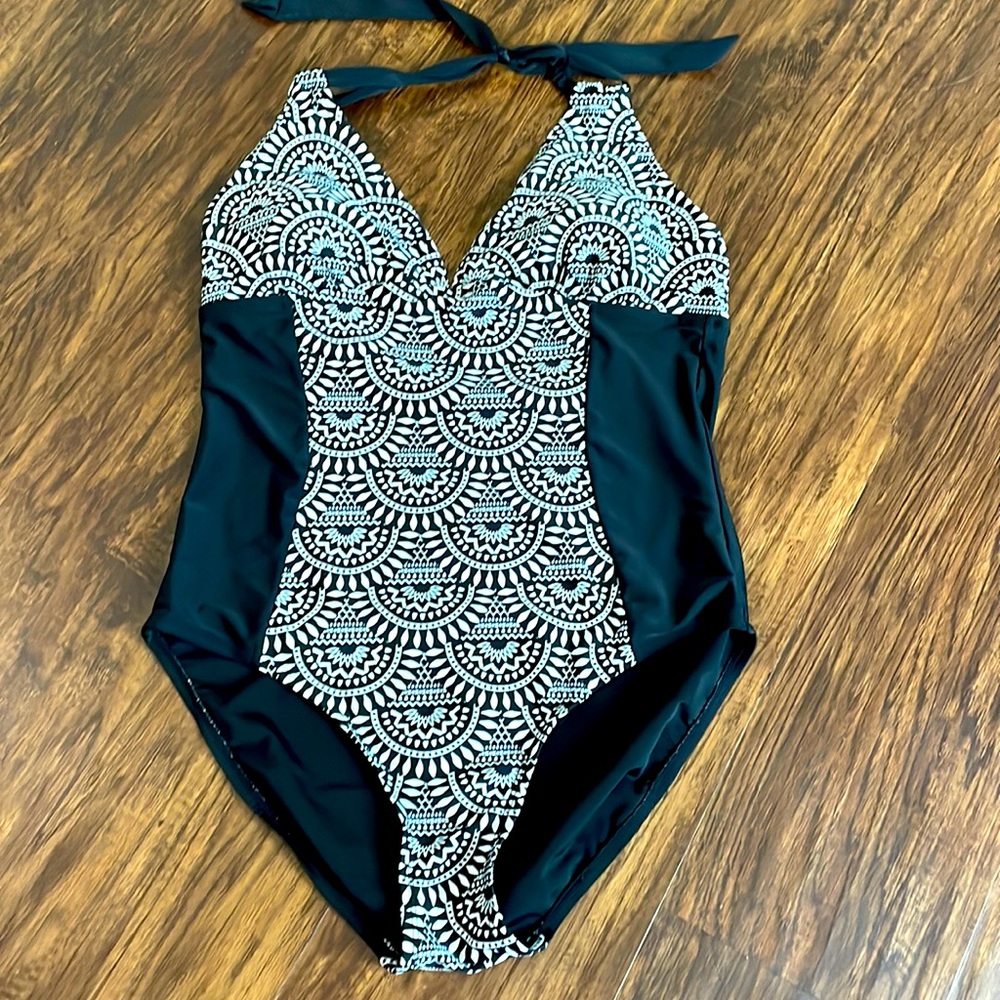 Black and white body countour swimsuit